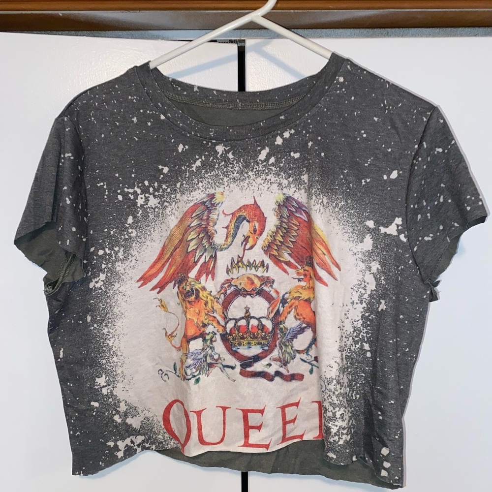 Queen cropped graphic tee